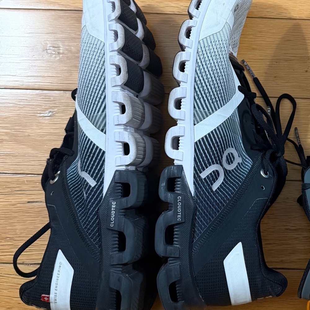 On Running Men's Black/White Shoes 9 Men GUC - Picture 3 of 6